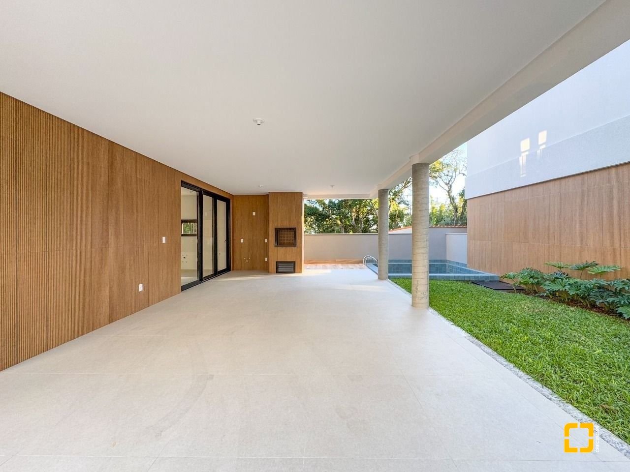 Casa de Condomínio com 230m², 6 quartos (sendo 3 suítes), 2 garagens, no bairro Cacupé em Florianópolis
