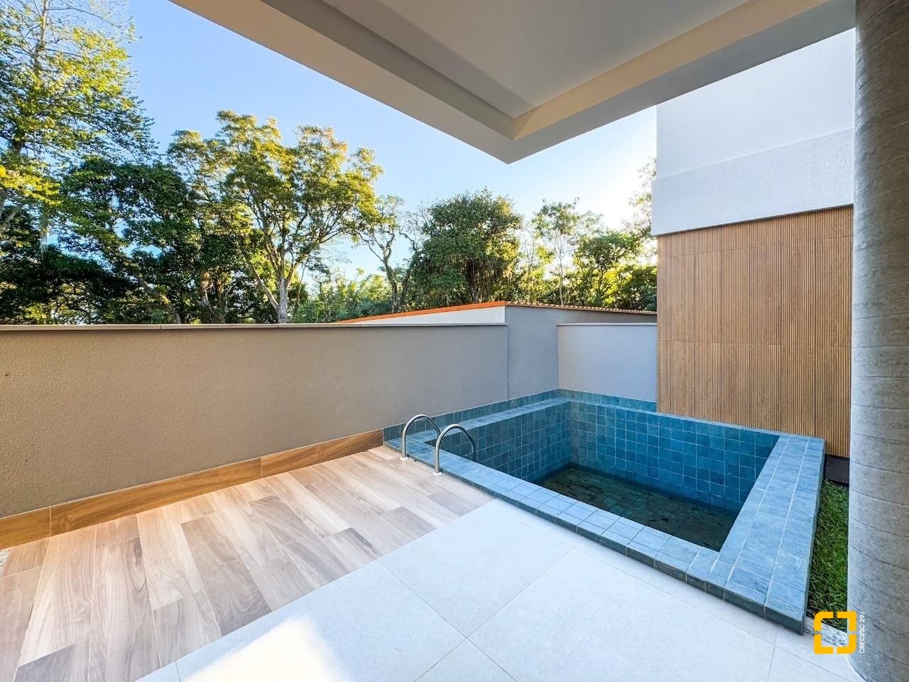Casa de Condomínio com 230m², 6 quartos (sendo 3 suítes), 2 garagens, no bairro Cacupé em Florianópolis