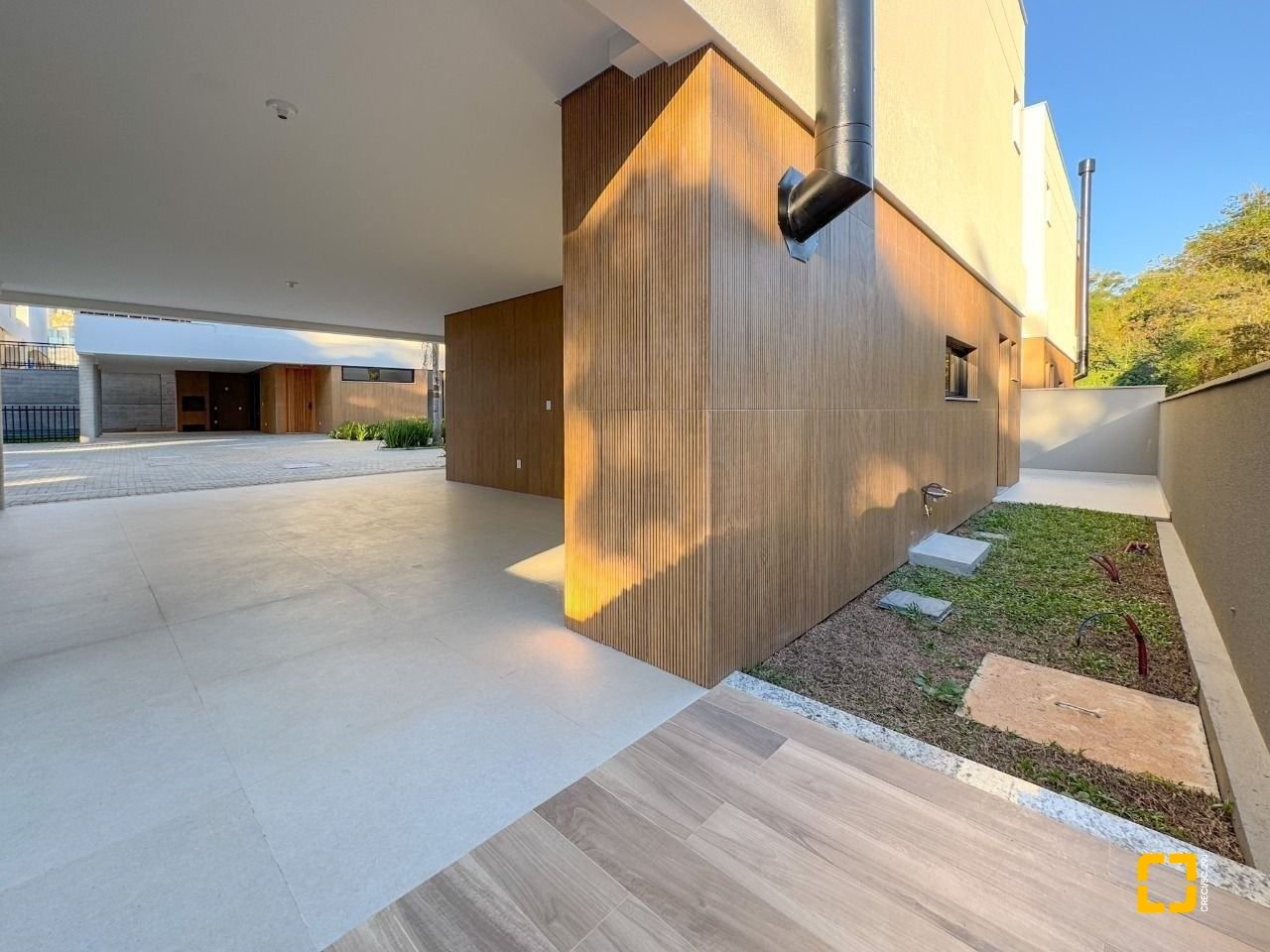 Casa de Condomínio com 230m², 6 quartos (sendo 3 suítes), 2 garagens, no bairro Cacupé em Florianópolis