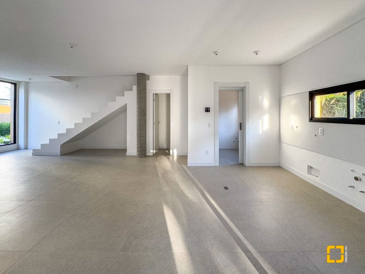 Casa de Condomínio com 230m², 6 quartos (sendo 3 suítes), 2 garagens, no bairro Cacupé em Florianópolis