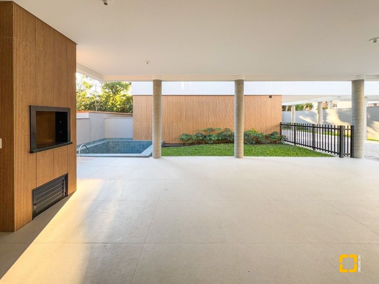 Casa de Condomínio com 230m², 6 quartos (sendo 3 suítes), 2 garagens, no bairro Cacupé em Florianópolis