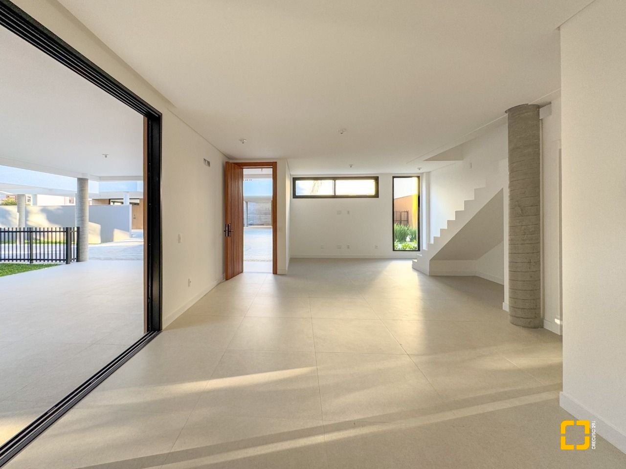 Casa de Condomínio com 230m², 6 quartos (sendo 3 suítes), 2 garagens, no bairro Cacupé em Florianópolis