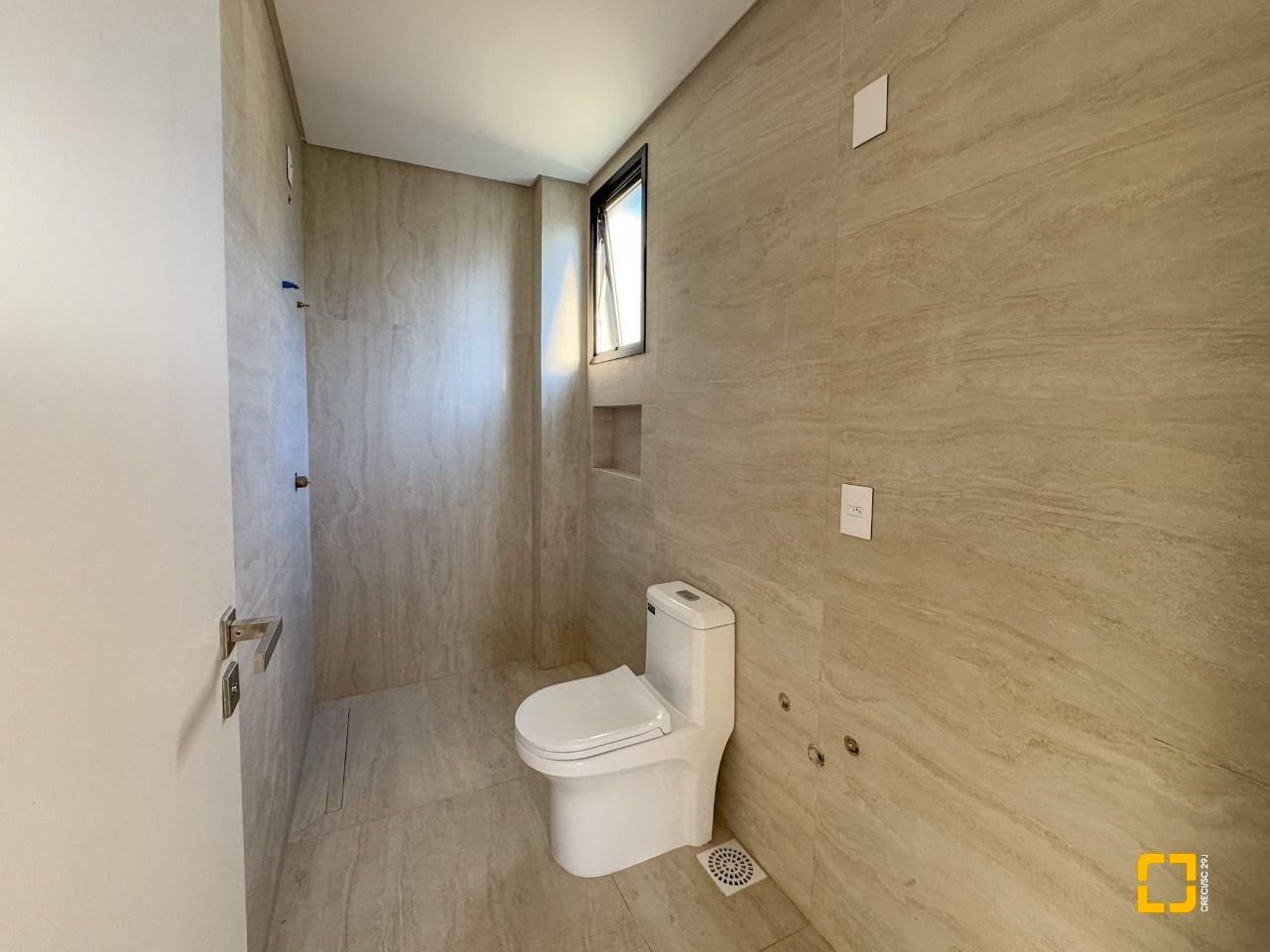 Casa de Condomínio com 230m², 6 quartos (sendo 3 suítes), 2 garagens, no bairro Cacupé em Florianópolis