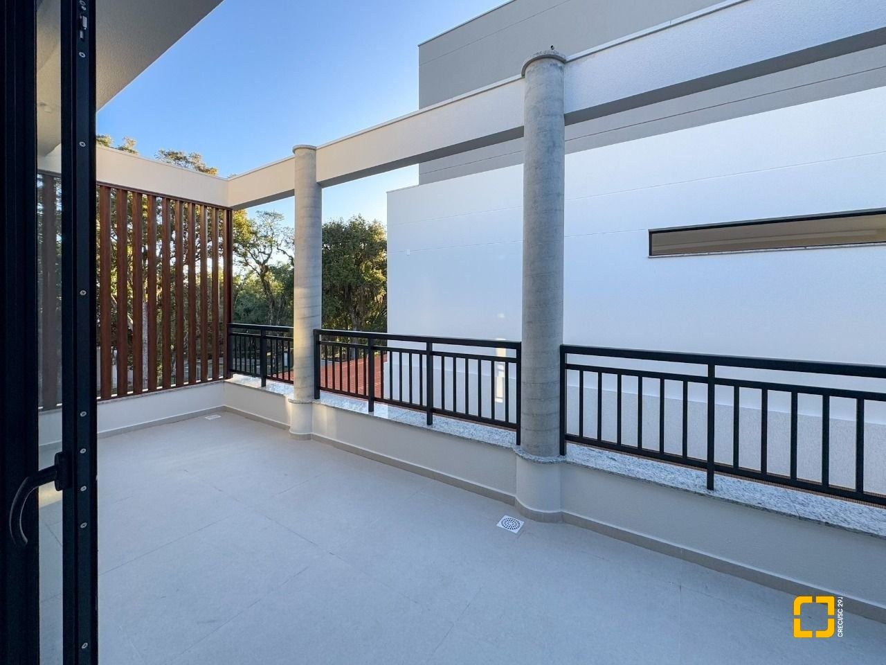 Casa de Condomínio com 230m², 6 quartos (sendo 3 suítes), 2 garagens, no bairro Cacupé em Florianópolis
