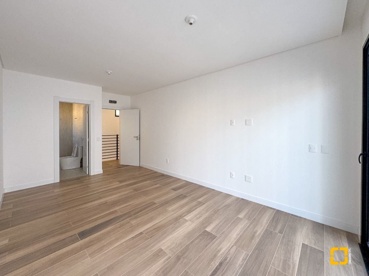 Casa de Condomínio com 230m², 6 quartos (sendo 3 suítes), 2 garagens, no bairro Cacupé em Florianópolis