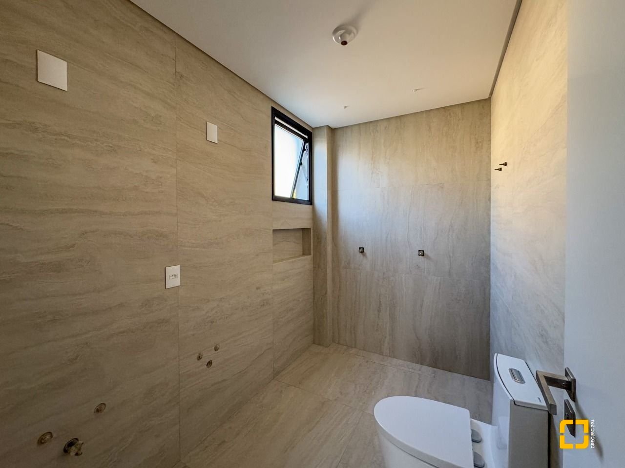 Casa de Condomínio com 230m², 6 quartos (sendo 3 suítes), 2 garagens, no bairro Cacupé em Florianópolis