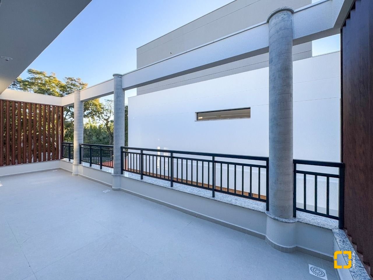 Casa de Condomínio com 230m², 6 quartos (sendo 3 suítes), 2 garagens, no bairro Cacupé em Florianópolis