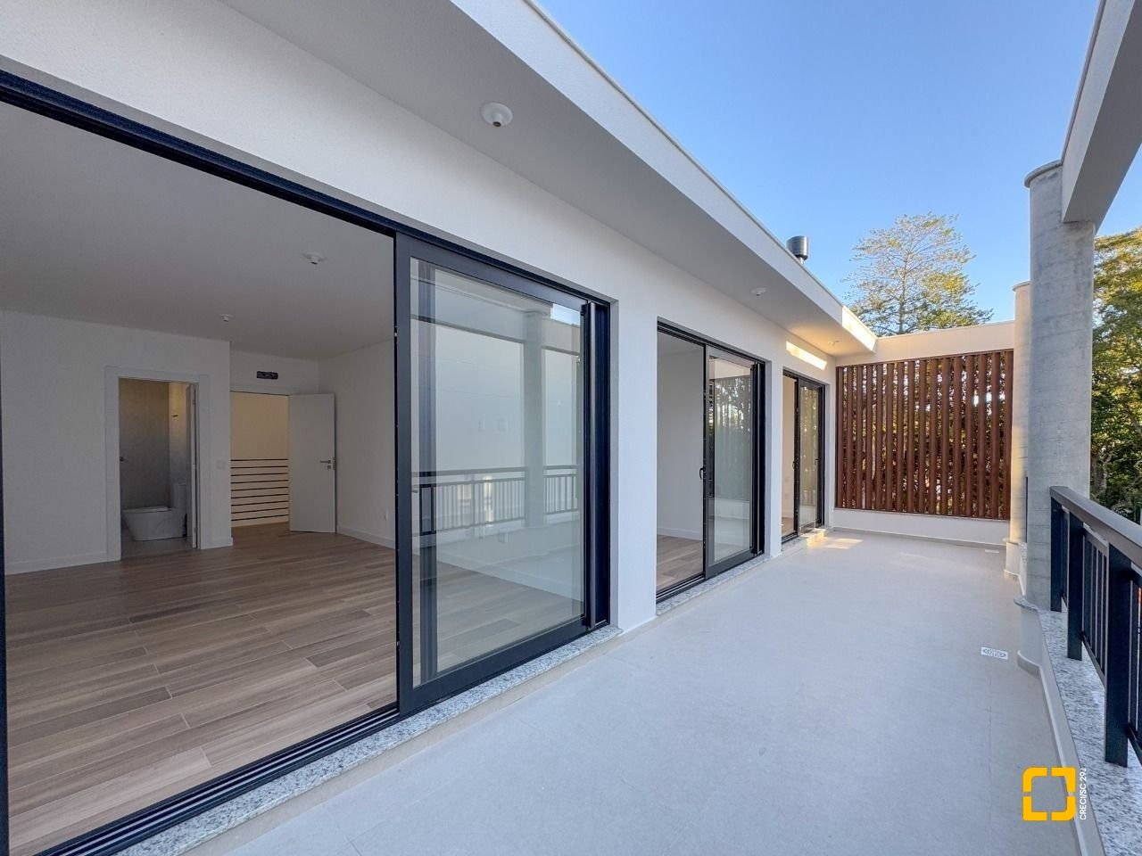 Casa de Condomínio com 230m², 6 quartos (sendo 3 suítes), 2 garagens, no bairro Cacupé em Florianópolis