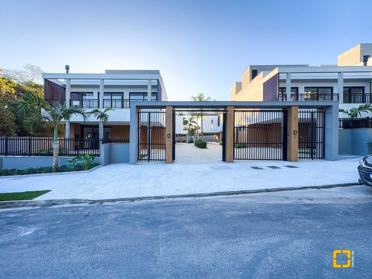 Casa de Condomínio com 230m², 6 quartos (sendo 3 suítes), 2 garagens, no bairro Cacupé em Florianópolis