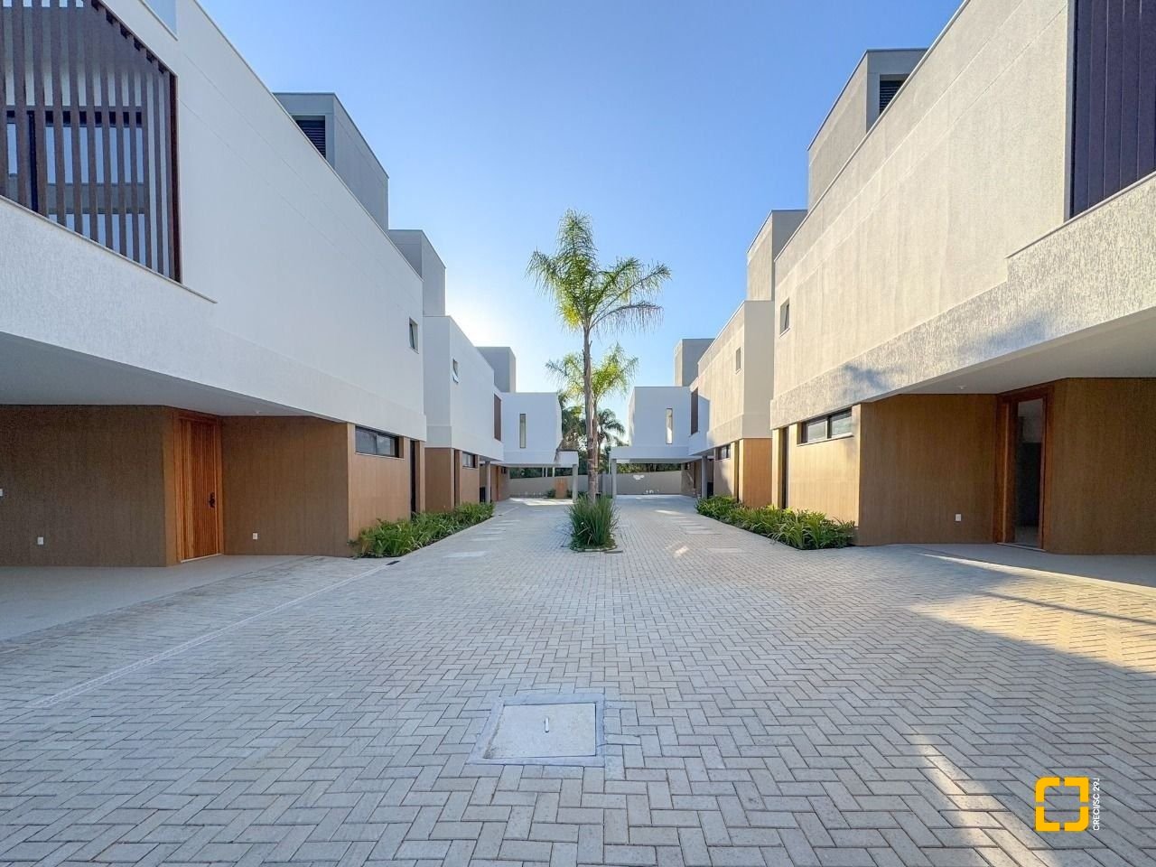 Casa de Condomínio com 230m², 6 quartos (sendo 3 suítes), 2 garagens, no bairro Cacupé em Florianópolis