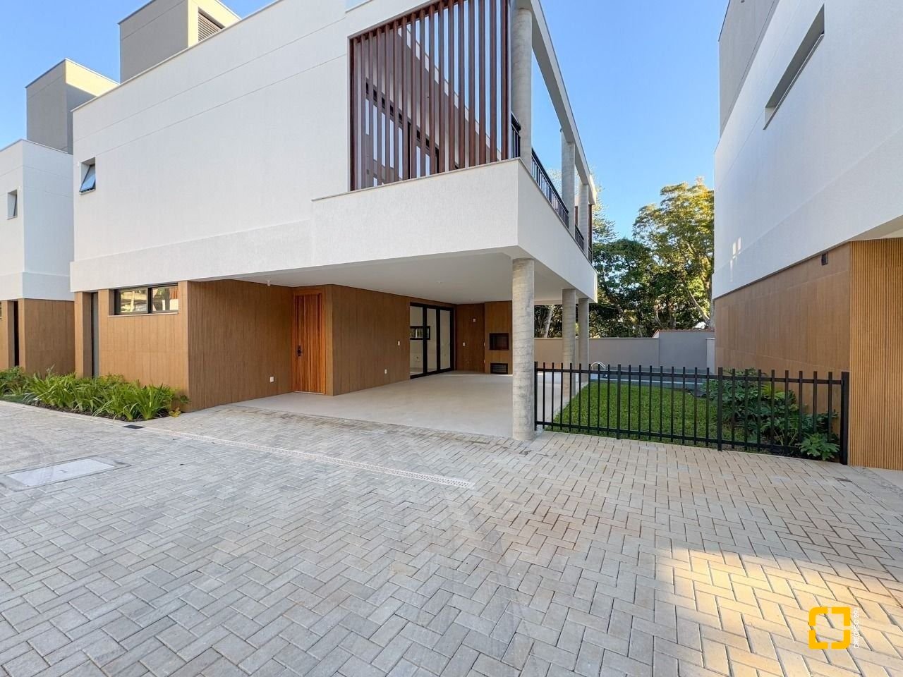 Casa de Condomínio com 230m², 6 quartos (sendo 3 suítes), 2 garagens, no bairro Cacupé em Florianópolis
