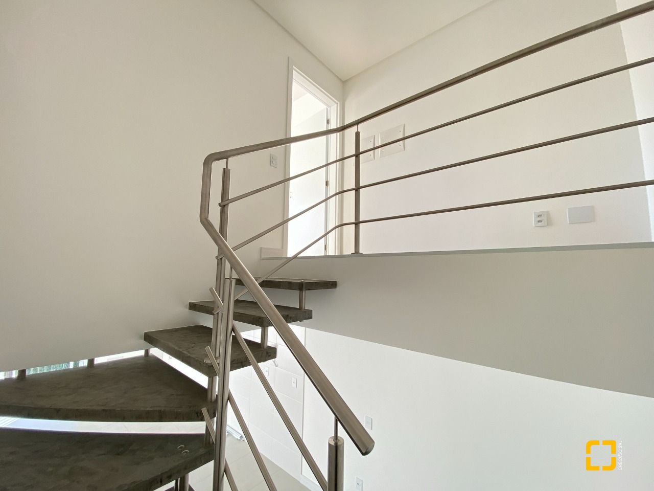 Apartamento com 126m², 6 quartos (sendo 3 suítes), 3 garagens, no bairro João Paulo em Florianópolis