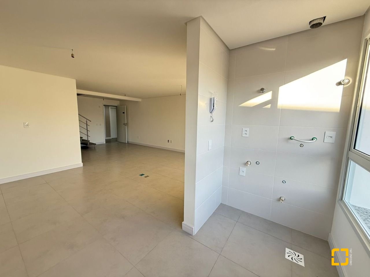 Apartamento com 94m², 2 quartos (sendo 1 suíte), 2 garagens, no bairro João Paulo em Florianópolis