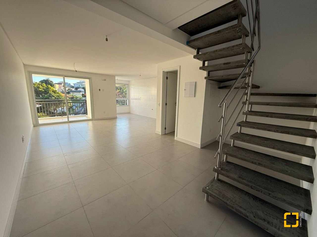Apartamento com 96m², 2 quartos (sendo 1 suíte), 2 garagens, no bairro João Paulo em Florianópolis