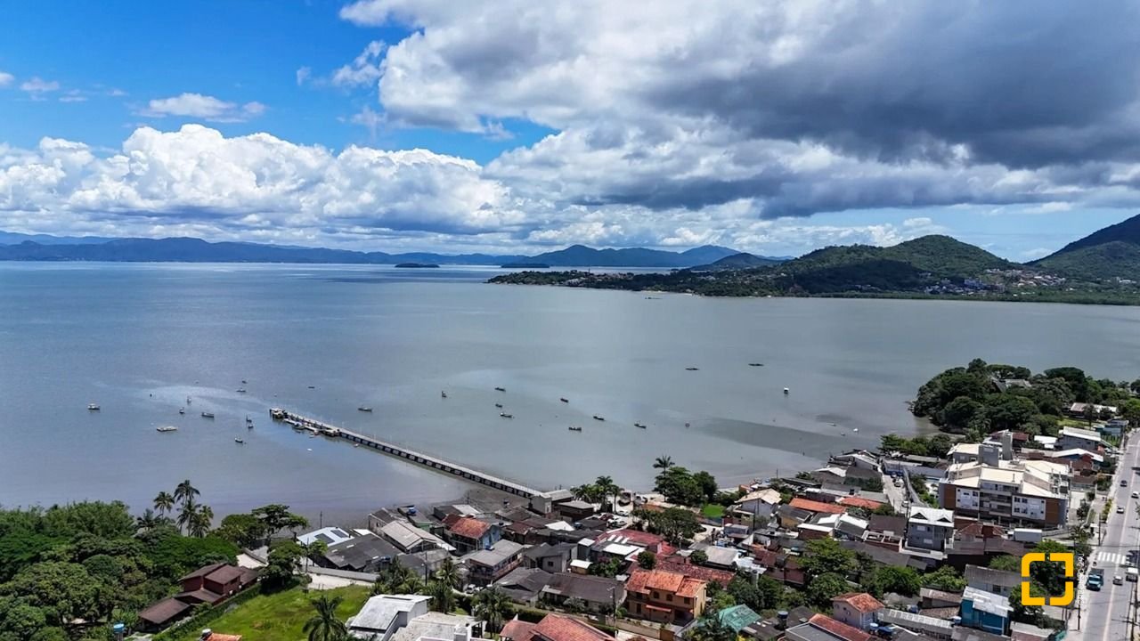 Apartamento com 96m², 2 quartos (sendo 1 suíte), 2 garagens, no bairro João Paulo em Florianópolis