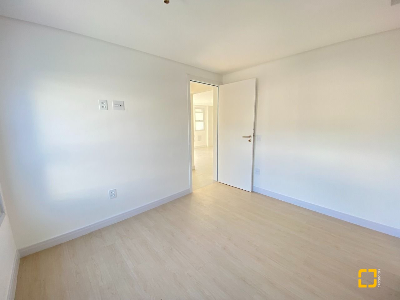 Apartamento com 122m², 5 quartos (sendo 2 suítes), 3 garagens, no bairro João Paulo em Florianópolis