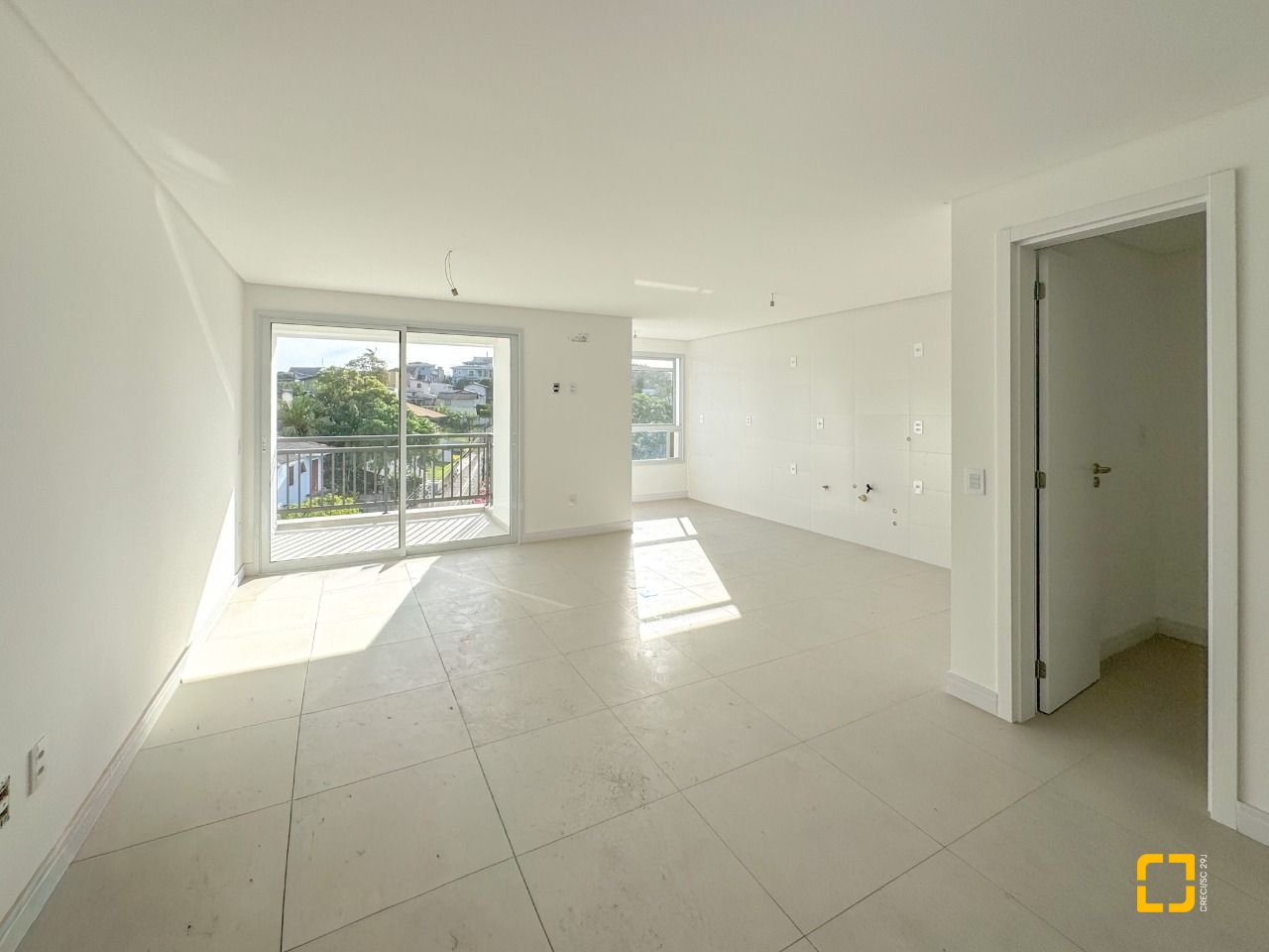 Apartamento com 102m², 2 quartos (sendo 1 suíte), 2 garagens, no bairro João Paulo em Florianópolis