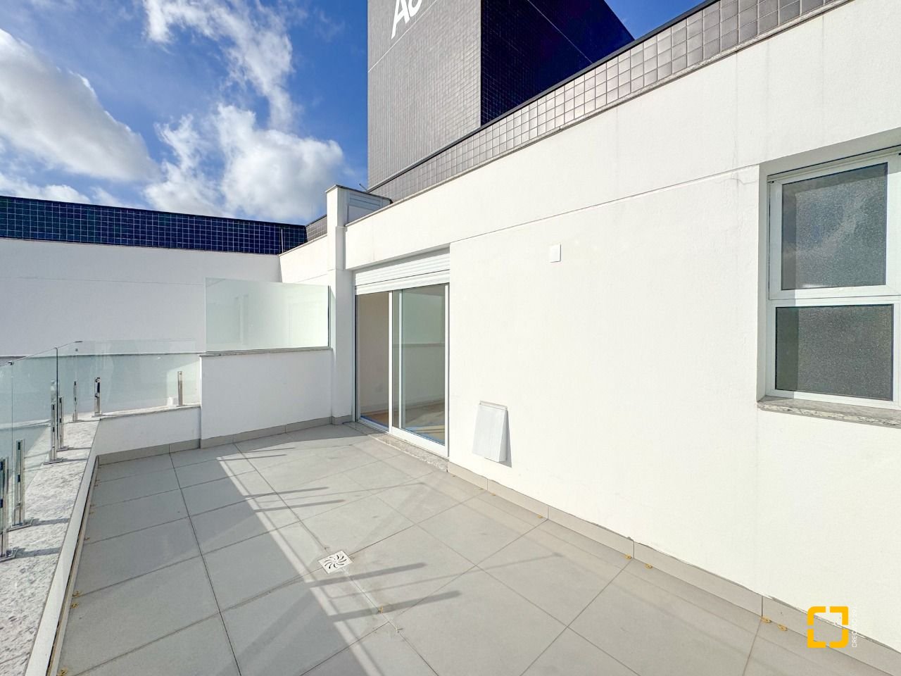 Apartamento com 102m², 2 quartos (sendo 1 suíte), 2 garagens, no bairro João Paulo em Florianópolis