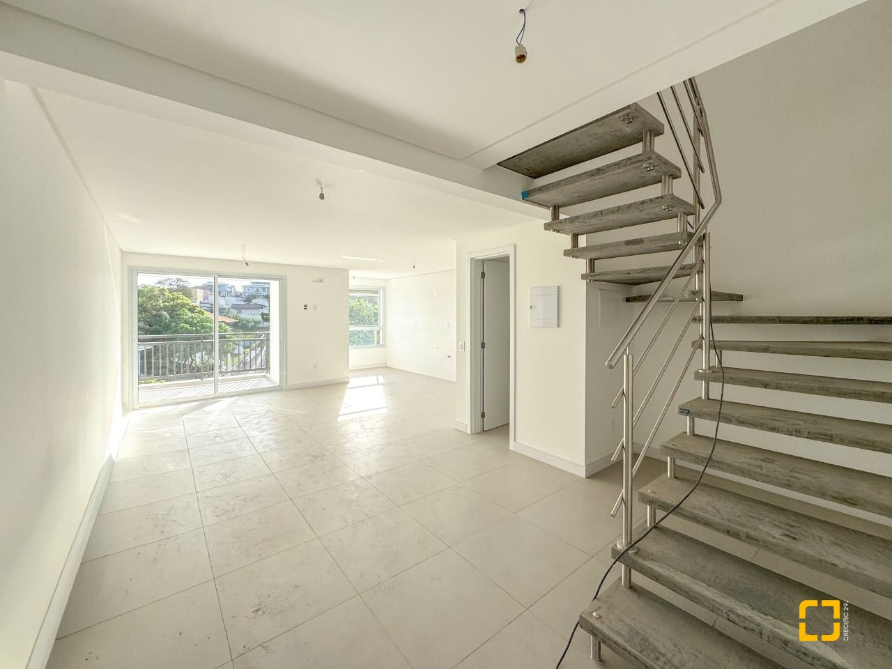 Apartamento com 102m², 2 quartos (sendo 1 suíte), 2 garagens, no bairro João Paulo em Florianópolis
