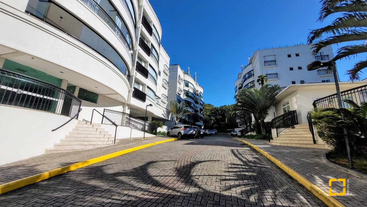 Apartamento com 94m², 4 quartos (sendo 2 suítes), 2 garagens, no bairro Coqueiros em Florianópolis