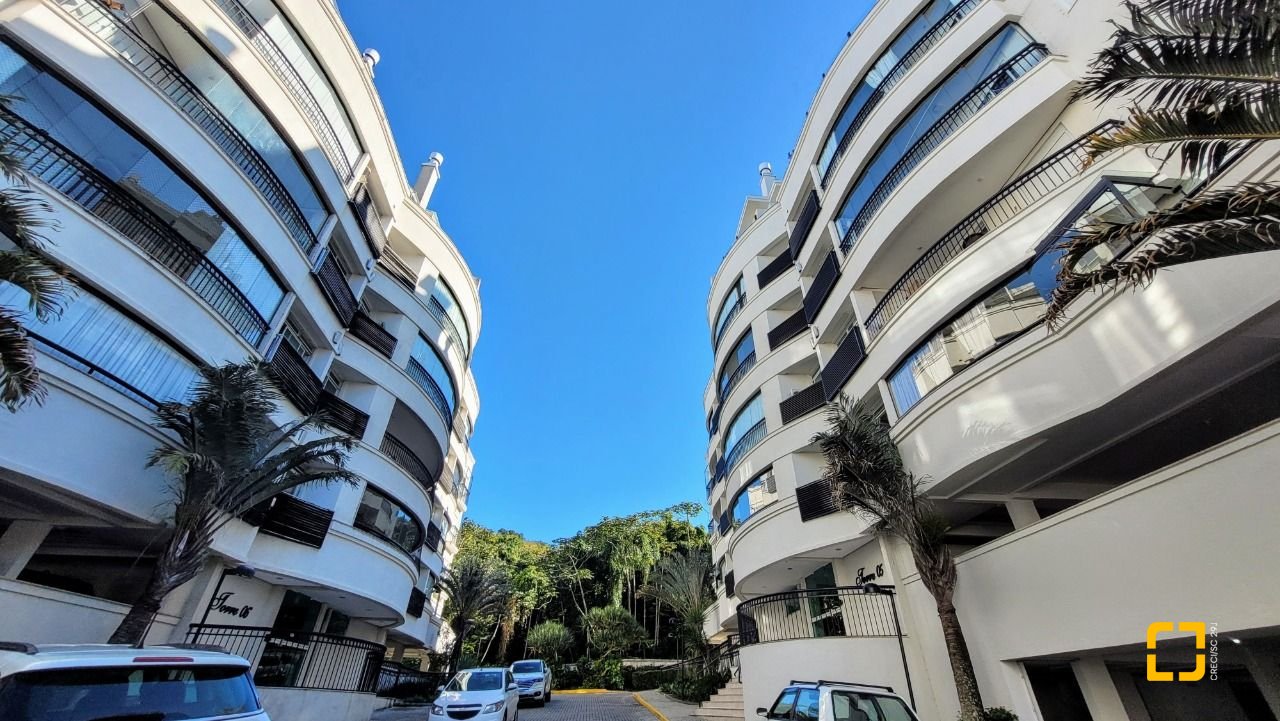 Apartamento com 94m², 4 quartos (sendo 2 suítes), 2 garagens, no bairro Coqueiros em Florianópolis