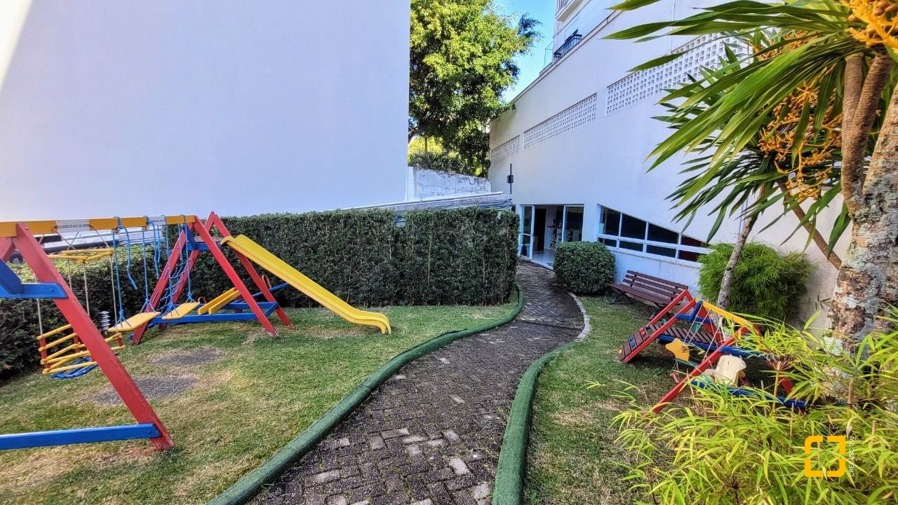 Apartamento com 94m², 4 quartos (sendo 2 suítes), 2 garagens, no bairro Coqueiros em Florianópolis