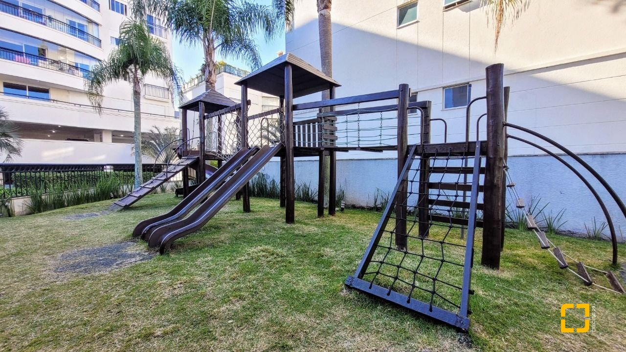 Apartamento com 94m², 4 quartos (sendo 2 suítes), 2 garagens, no bairro Coqueiros em Florianópolis
