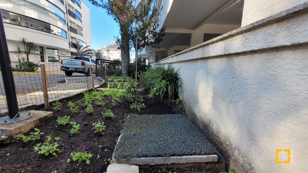 Apartamento com 94m², 4 quartos (sendo 2 suítes), 2 garagens, no bairro Coqueiros em Florianópolis