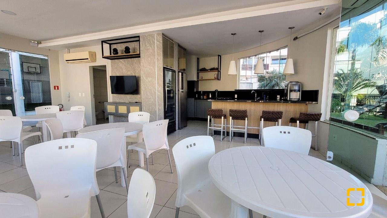 Apartamento com 94m², 4 quartos (sendo 2 suítes), 2 garagens, no bairro Coqueiros em Florianópolis