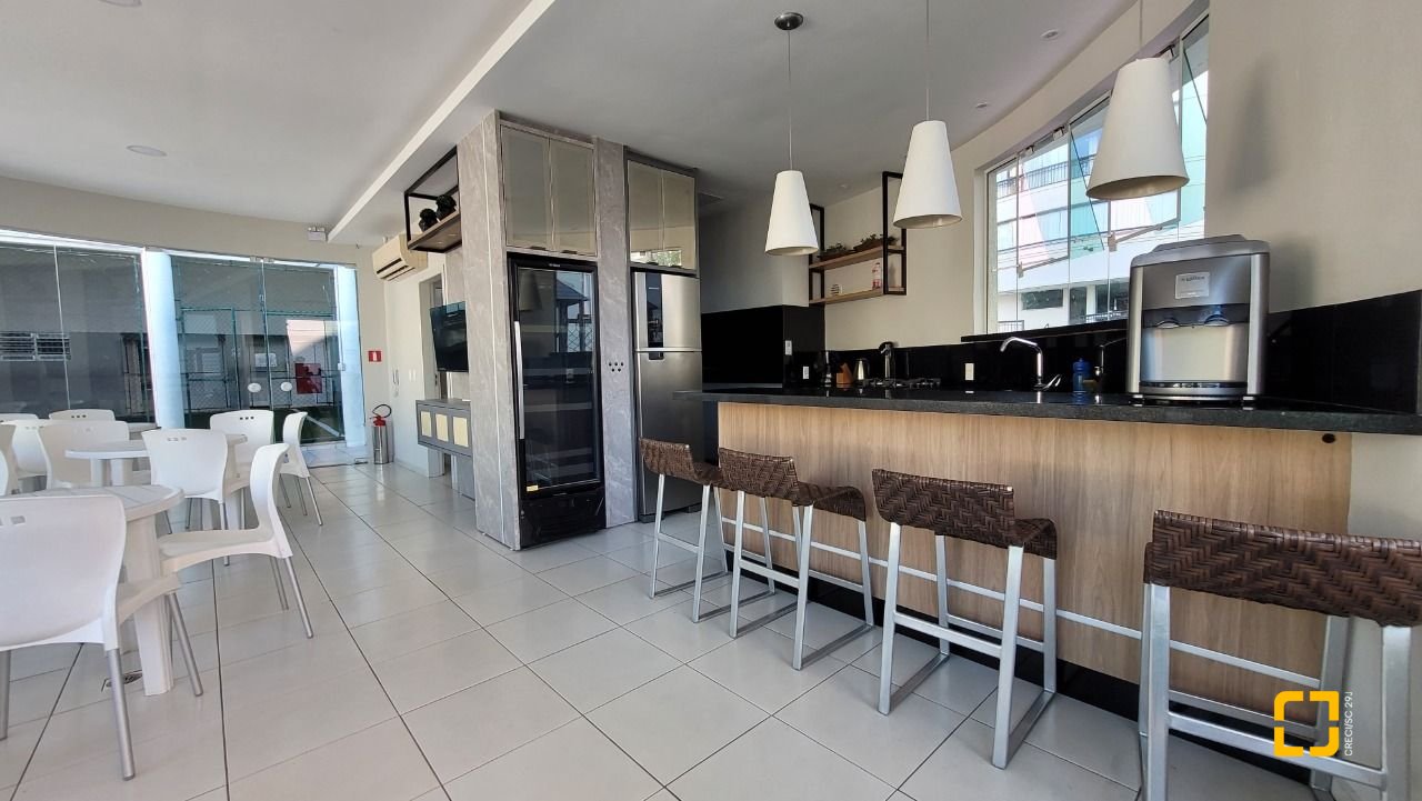 Apartamento com 94m², 4 quartos (sendo 2 suítes), 2 garagens, no bairro Coqueiros em Florianópolis