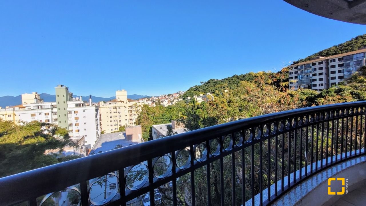 Apartamento com 94m², 4 quartos (sendo 2 suítes), 2 garagens, no bairro Coqueiros em Florianópolis