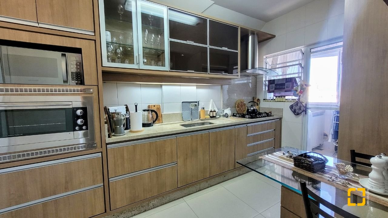 Apartamento com 94m², 4 quartos (sendo 2 suítes), 2 garagens, no bairro Coqueiros em Florianópolis