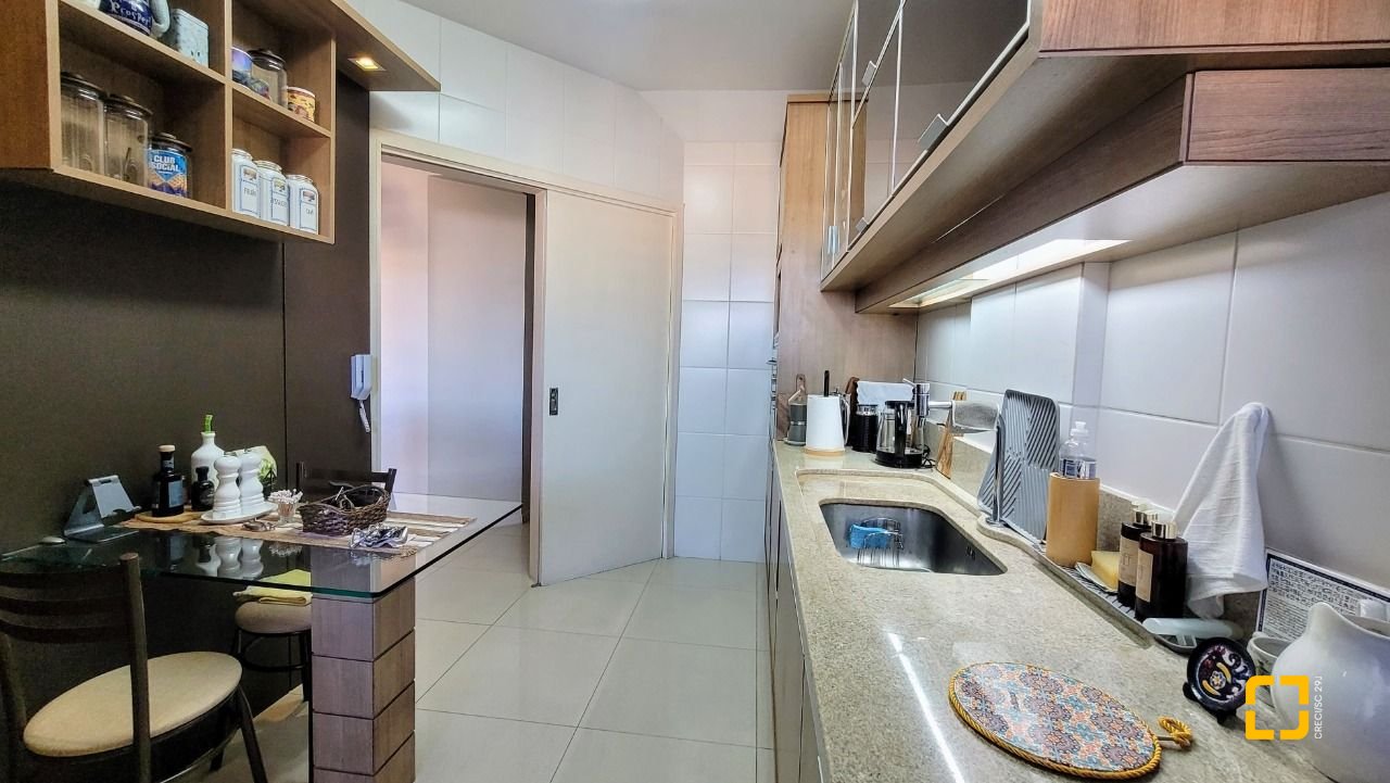 Apartamento com 94m², 4 quartos (sendo 2 suítes), 2 garagens, no bairro Coqueiros em Florianópolis