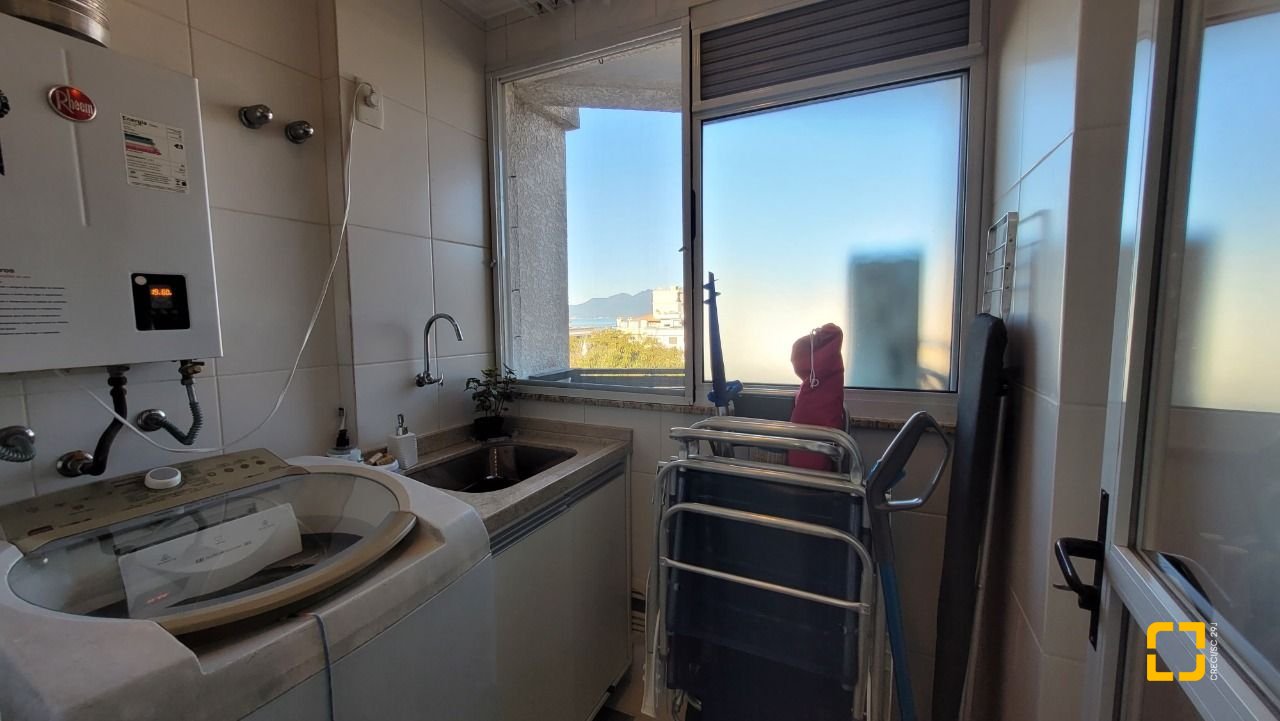 Apartamento com 94m², 4 quartos (sendo 2 suítes), 2 garagens, no bairro Coqueiros em Florianópolis