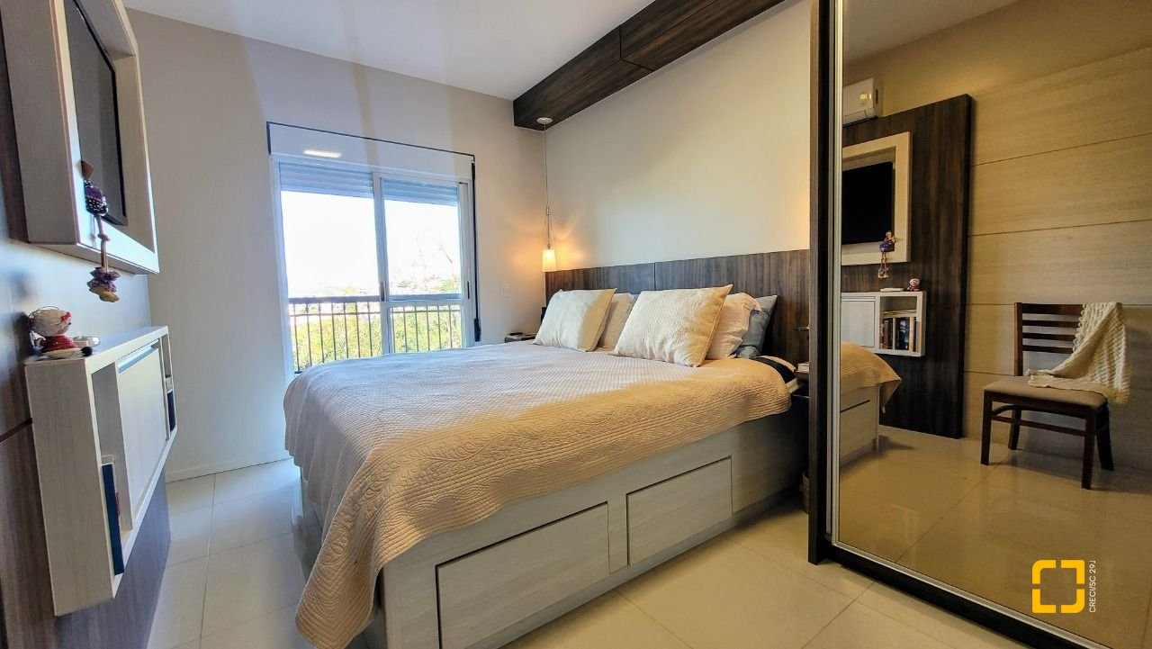 Apartamento com 94m², 4 quartos (sendo 2 suítes), 2 garagens, no bairro Coqueiros em Florianópolis