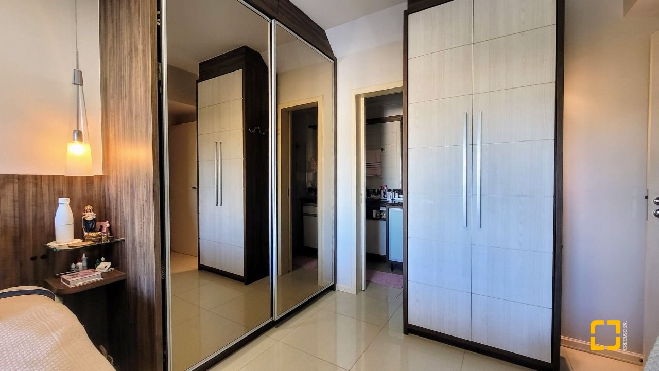 Apartamento com 94m², 4 quartos (sendo 2 suítes), 2 garagens, no bairro Coqueiros em Florianópolis