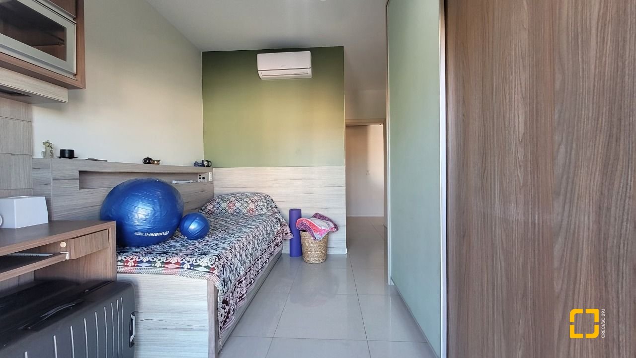 Apartamento com 94m², 4 quartos (sendo 2 suítes), 2 garagens, no bairro Coqueiros em Florianópolis