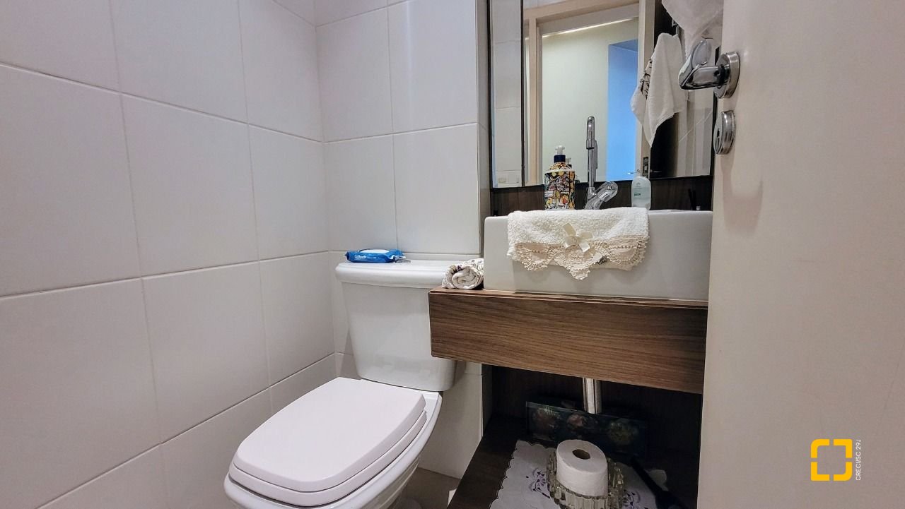 Apartamento com 94m², 4 quartos (sendo 2 suítes), 2 garagens, no bairro Coqueiros em Florianópolis