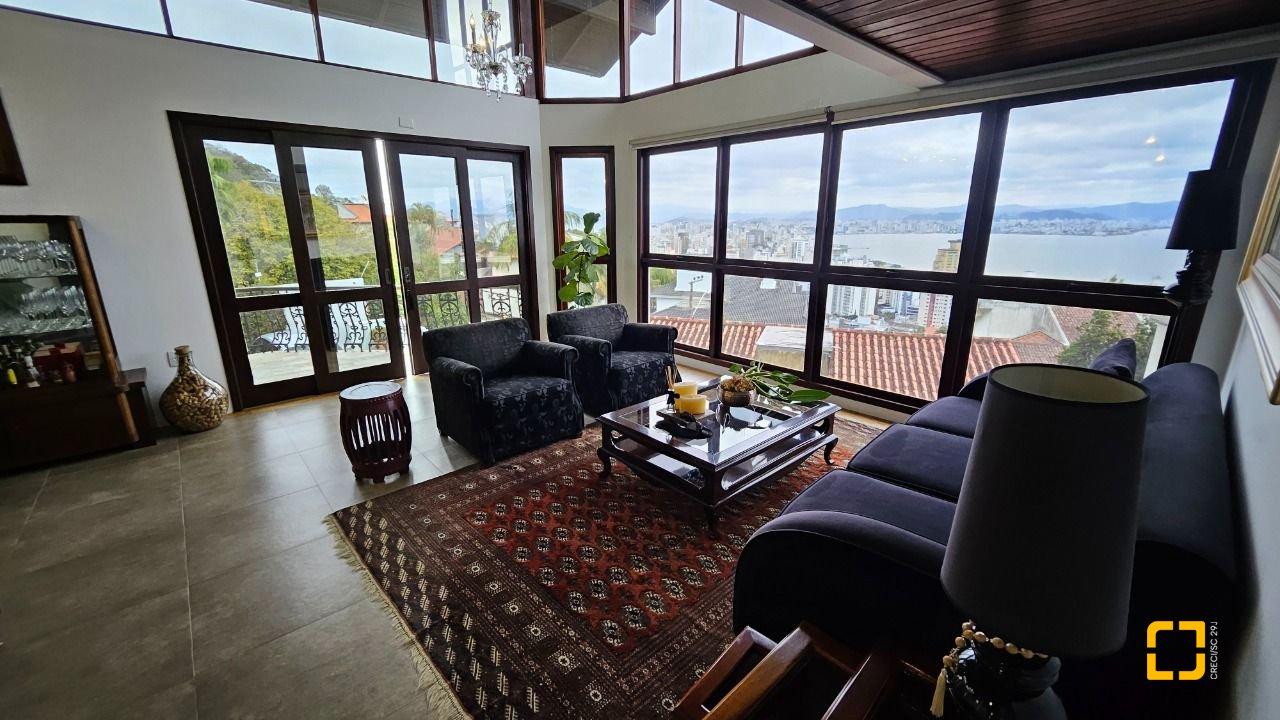 Casa com 269m², 8 quartos (sendo 4 suítes), 4 garagens, no bairro Centro em Florianópolis