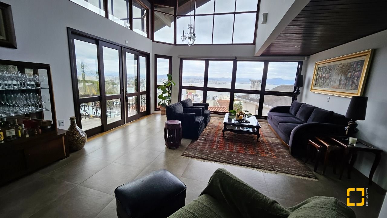 Casa com 269m², 8 quartos (sendo 4 suítes), 4 garagens, no bairro Centro em Florianópolis