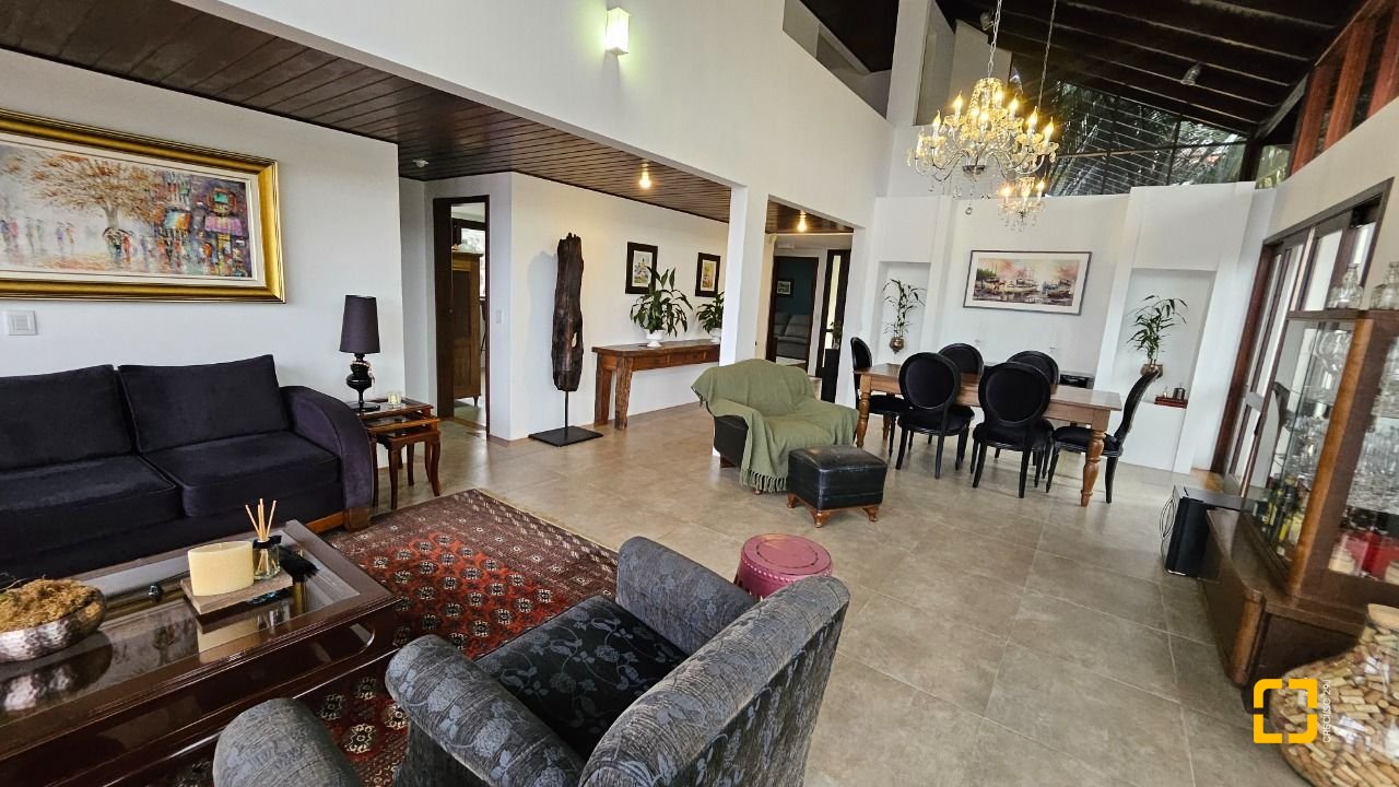 Casa com 269m², 8 quartos (sendo 4 suítes), 4 garagens, no bairro Centro em Florianópolis