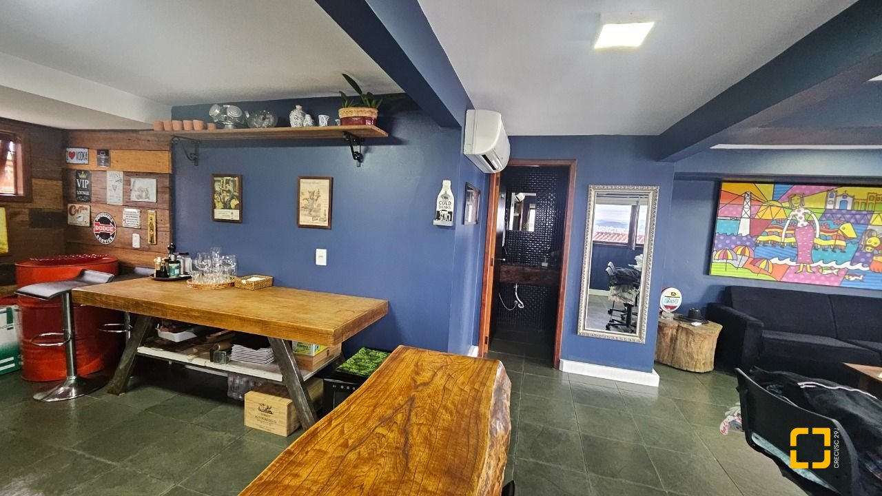 Casa com 269m², 8 quartos (sendo 4 suítes), 4 garagens, no bairro Centro em Florianópolis