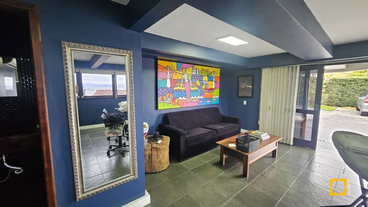 Casa com 269m², 8 quartos (sendo 4 suítes), 4 garagens, no bairro Centro em Florianópolis