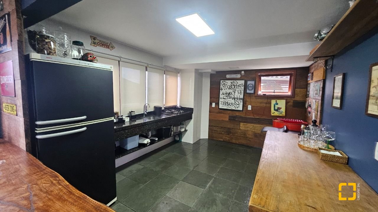 Casa com 269m², 8 quartos (sendo 4 suítes), 4 garagens, no bairro Centro em Florianópolis