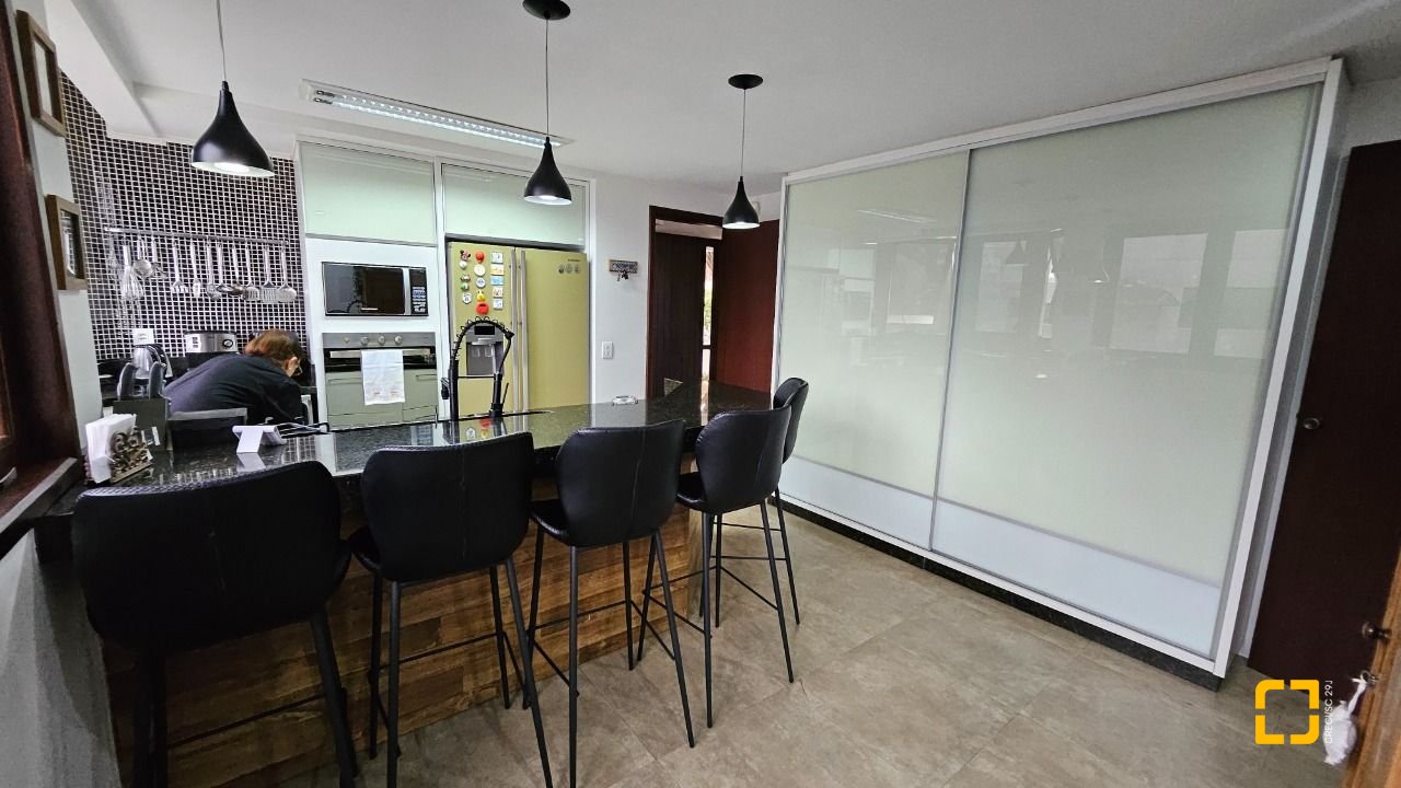 Casa com 269m², 8 quartos (sendo 4 suítes), 4 garagens, no bairro Centro em Florianópolis