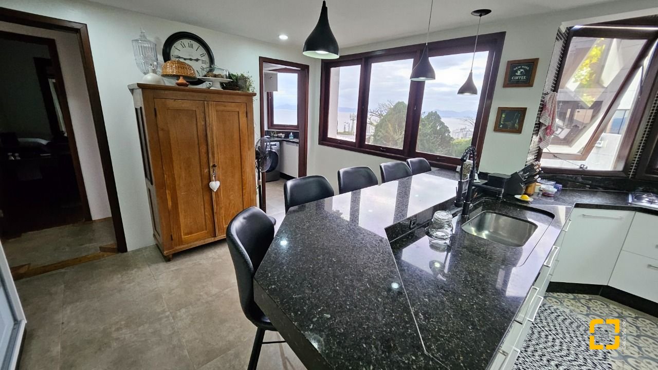 Casa com 269m², 8 quartos (sendo 4 suítes), 4 garagens, no bairro Centro em Florianópolis