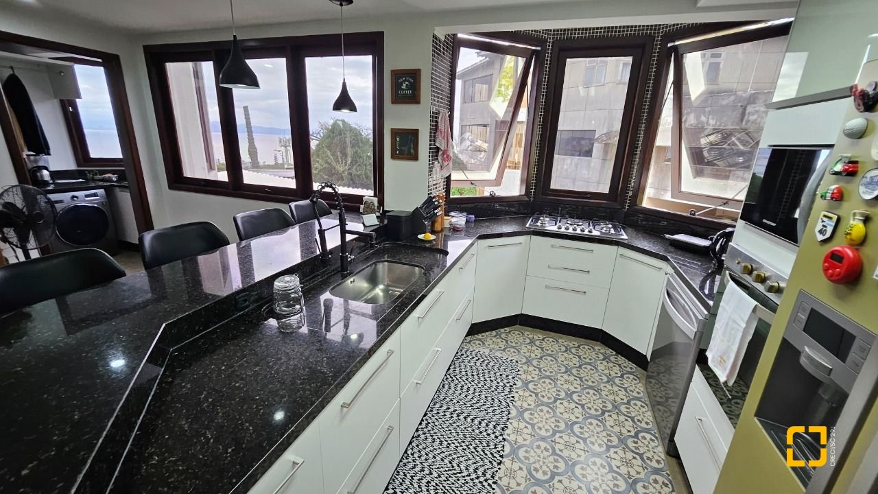 Casa com 269m², 8 quartos (sendo 4 suítes), 4 garagens, no bairro Centro em Florianópolis