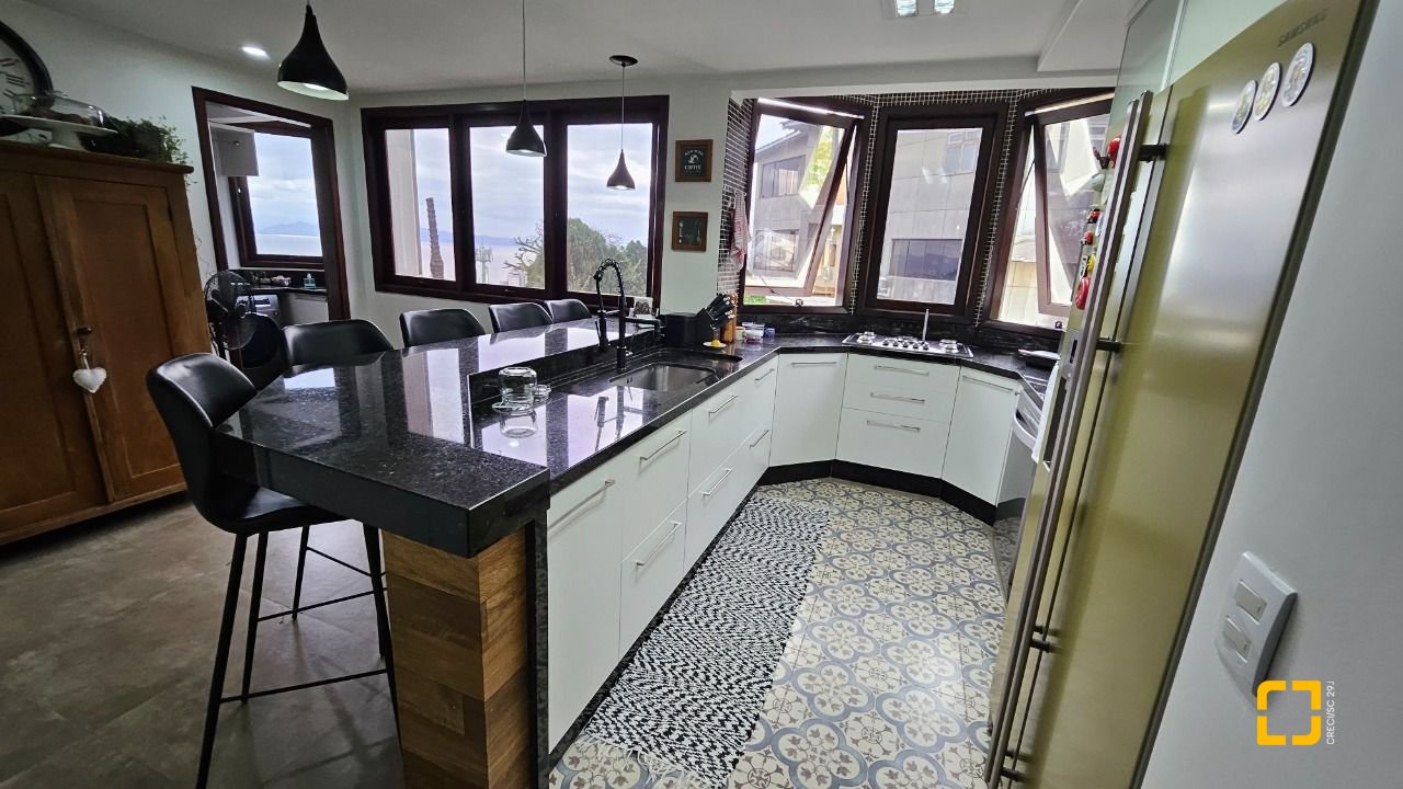 Casa com 269m², 8 quartos (sendo 4 suítes), 4 garagens, no bairro Centro em Florianópolis