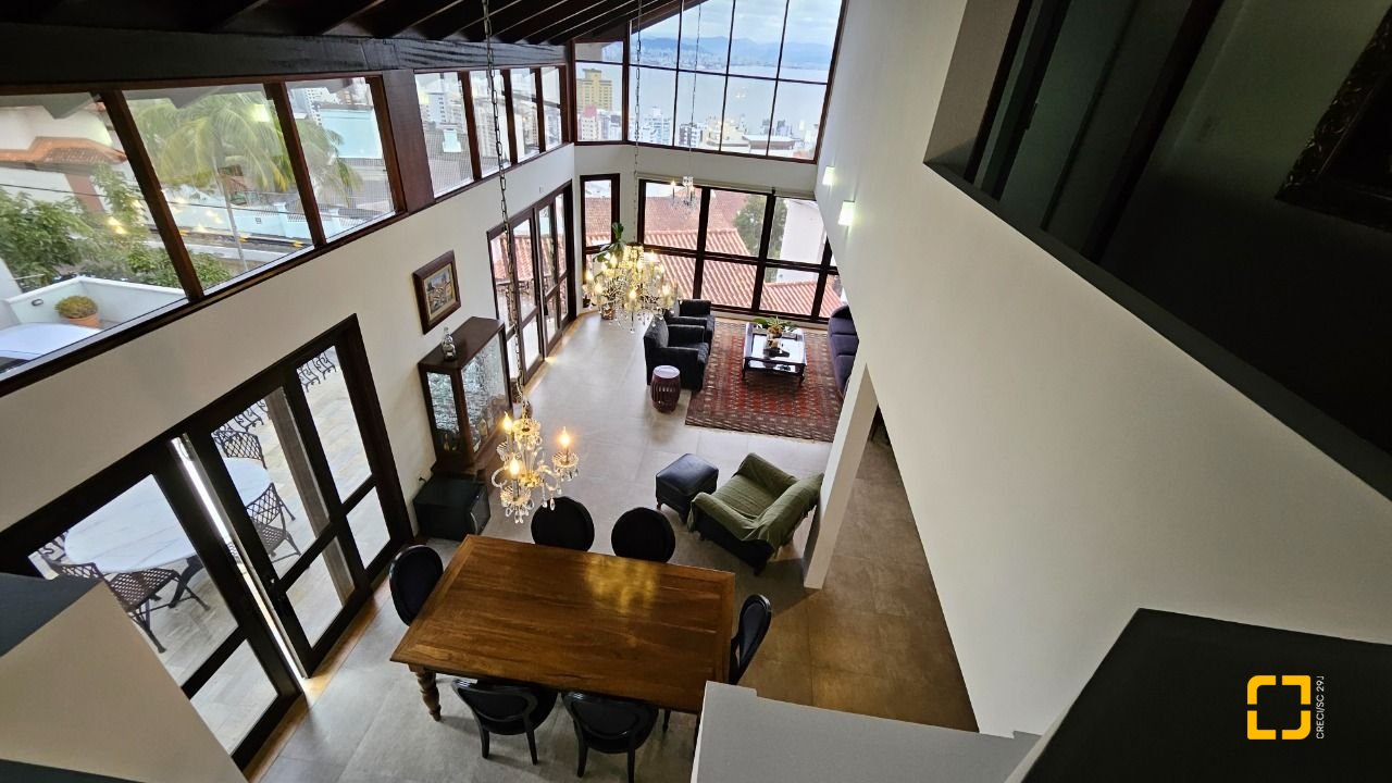 Casa com 269m², 8 quartos (sendo 4 suítes), 4 garagens, no bairro Centro em Florianópolis