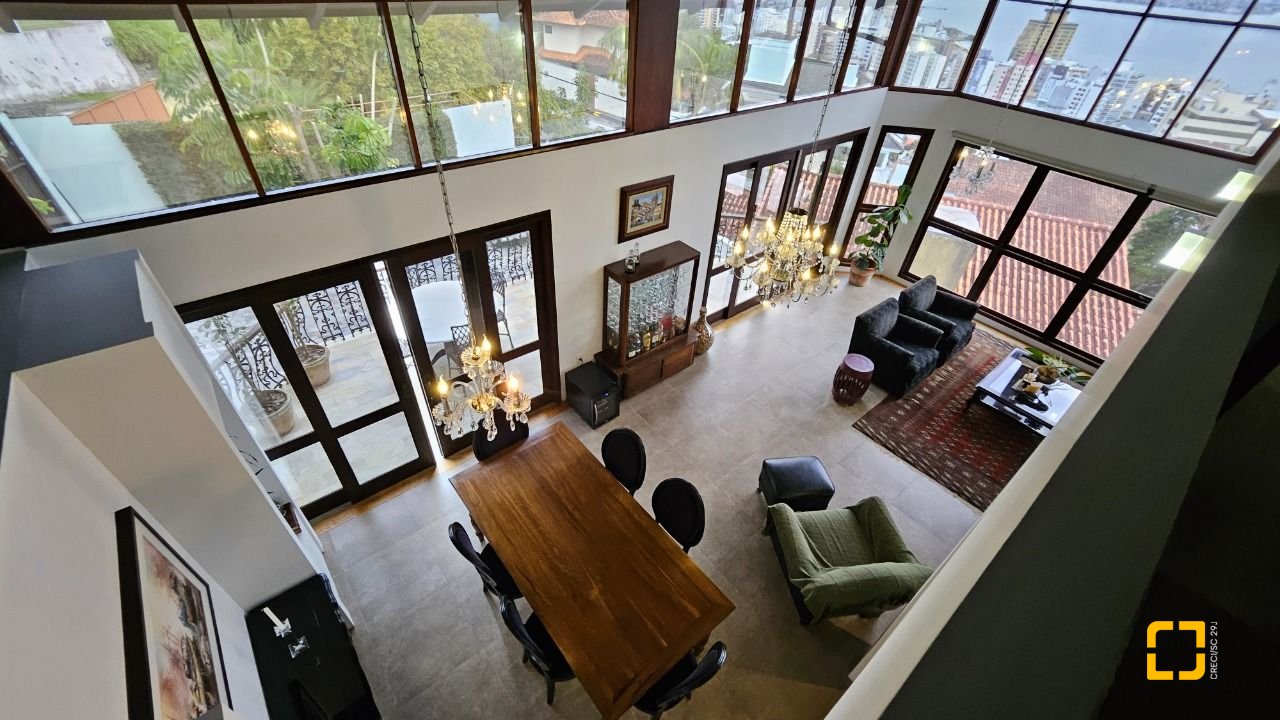 Casa com 269m², 8 quartos (sendo 4 suítes), 4 garagens, no bairro Centro em Florianópolis